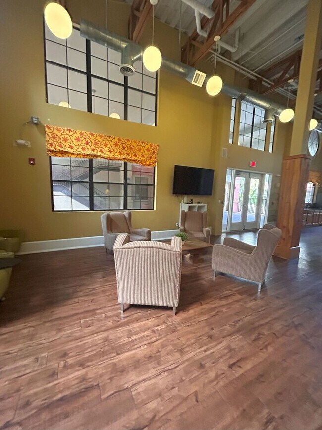 Building Photo - Beautiful 1/1 in Uptown Place!!