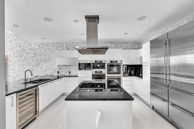 Building Photo - 17121 Collins Ave