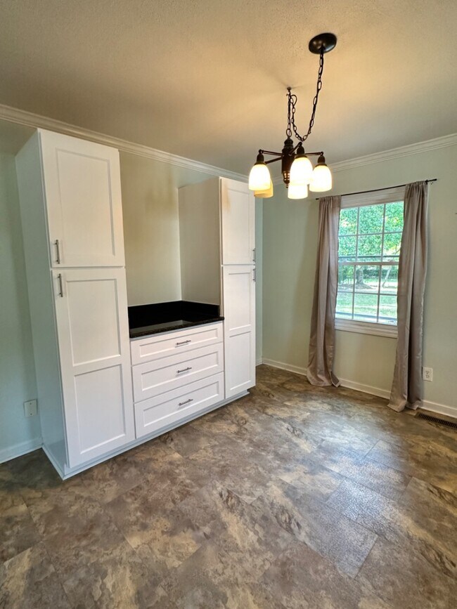 Building Photo - 4018 Dellwood Dr