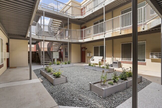 Building Photo - Updated Apartment in The Heart of Jefferson Park