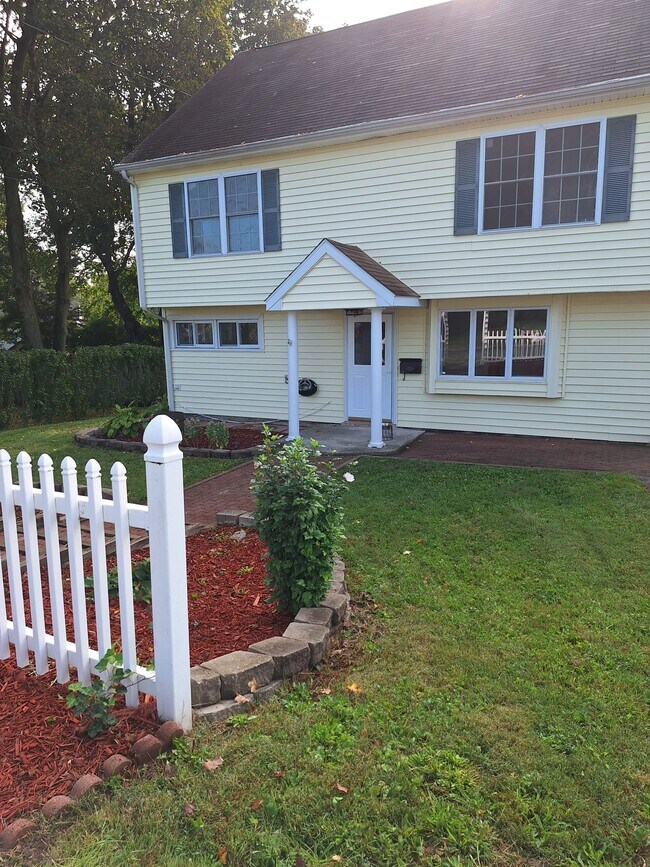 Building Photo - 132 Wepawaug Dr