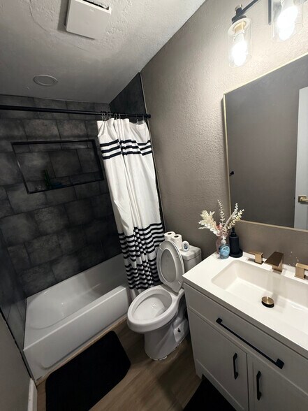 Building Photo - 14 Oneda Dr