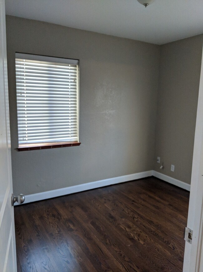 Building Photo - Mountain View 2 Bedroom 1 Bath Duplex on a Hill