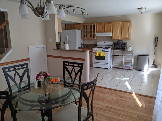 Kitchen - 7913 Central Park Cir