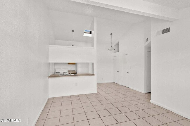 Building Photo - 1921 Lake Omega St