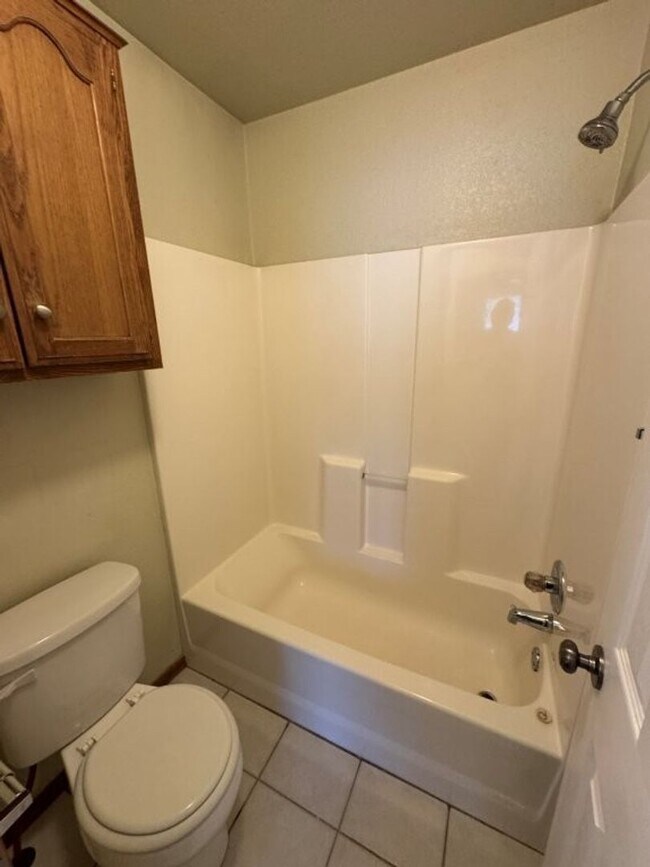 Building Photo - 3 bed in Moore schools new paint, ready fo...