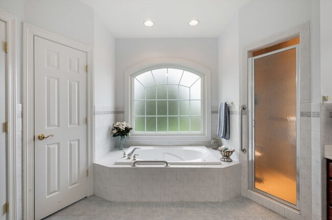 Building Photo - Executive Rental