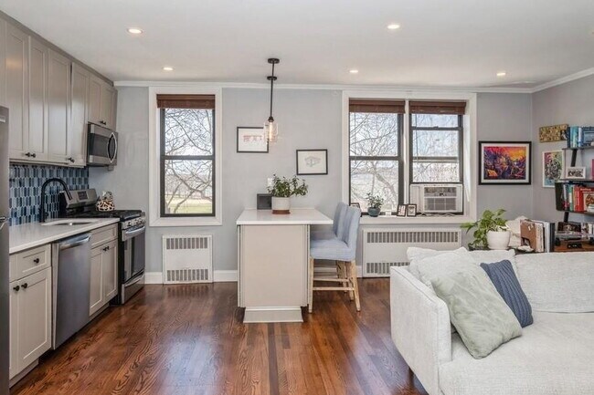Building Photo - Comfortable and Spacious Rental Opportunity