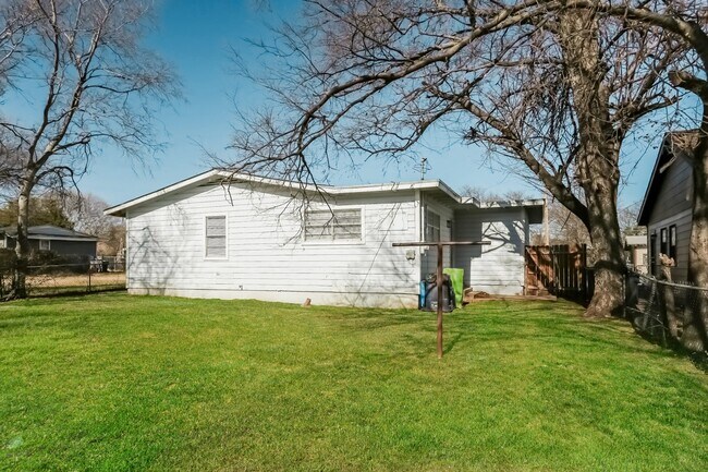 Building Photo - 1708 Colvin