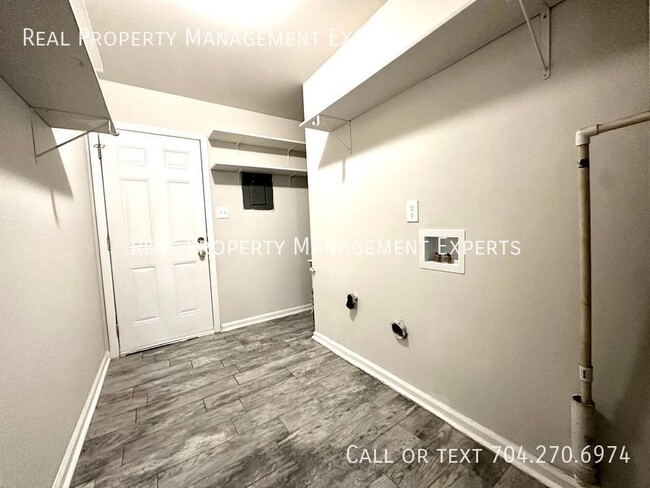 Building Photo - 6850 Delta Lake Dr