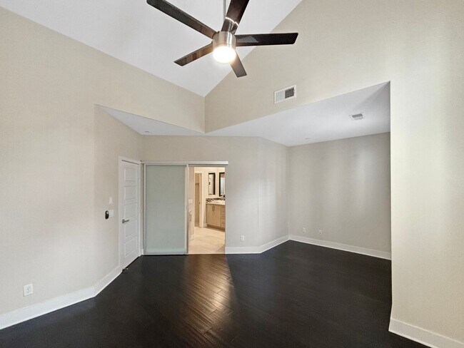 Building Photo - Stunning 3B/3.5BA Townhouse in Mission Val...