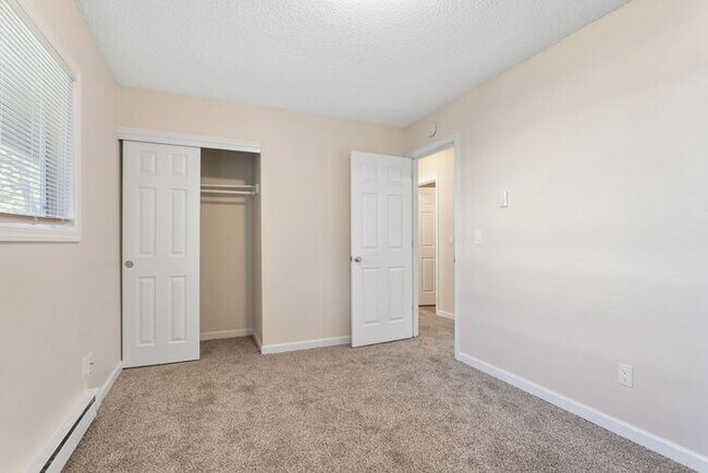 Building Photo - 2 Bedroom townhome with Washer and Dryer INSIDE!