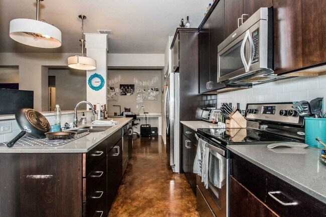 Building Photo - * MOVE IN SUMMER 7/1/2027 * 6 Bed 4 Bath H...