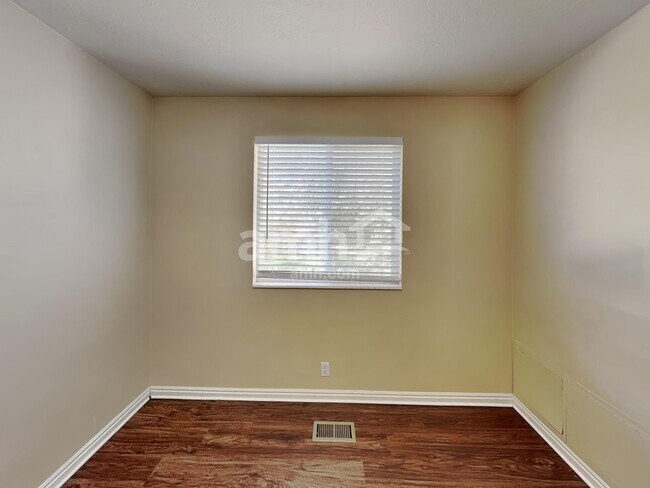 Building Photo - 1872 W Sir Charles Dr