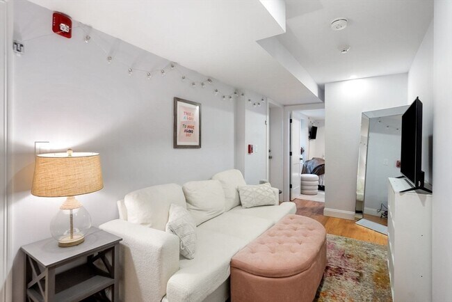 Building Photo - 277 W 5th St