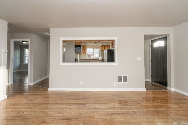 Building Photo - Updated Home W/ Detached Garage