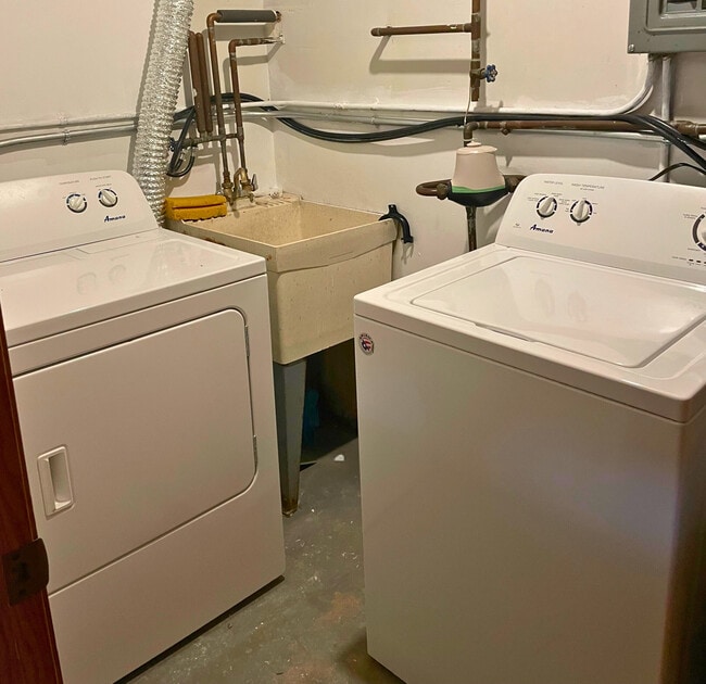 Building Photo - 705 Willow Run St