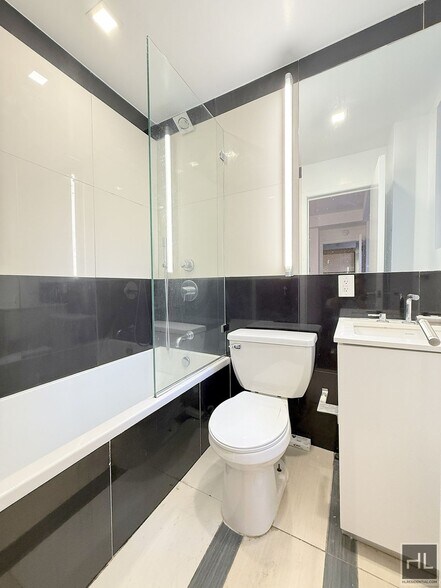 Building Photo - NO fee 1 bed 2 bath with laundry in unit -...