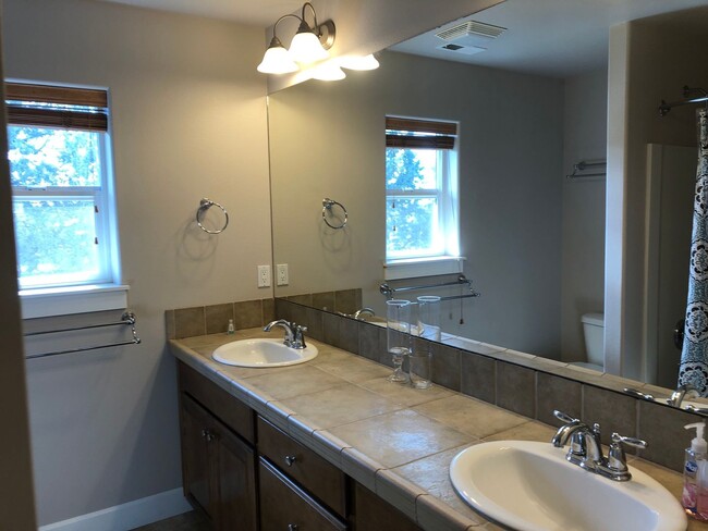 Building Photo - 4 Bedroom / 2.5 Bathroom Home in SE Bend