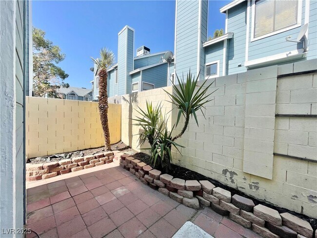Building Photo - 3241 Symphony Dr