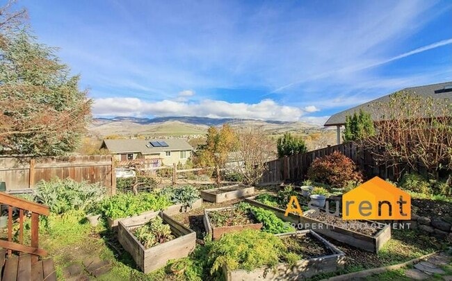 Building Photo - Amazing Fully Renovated Custom Furnished H...