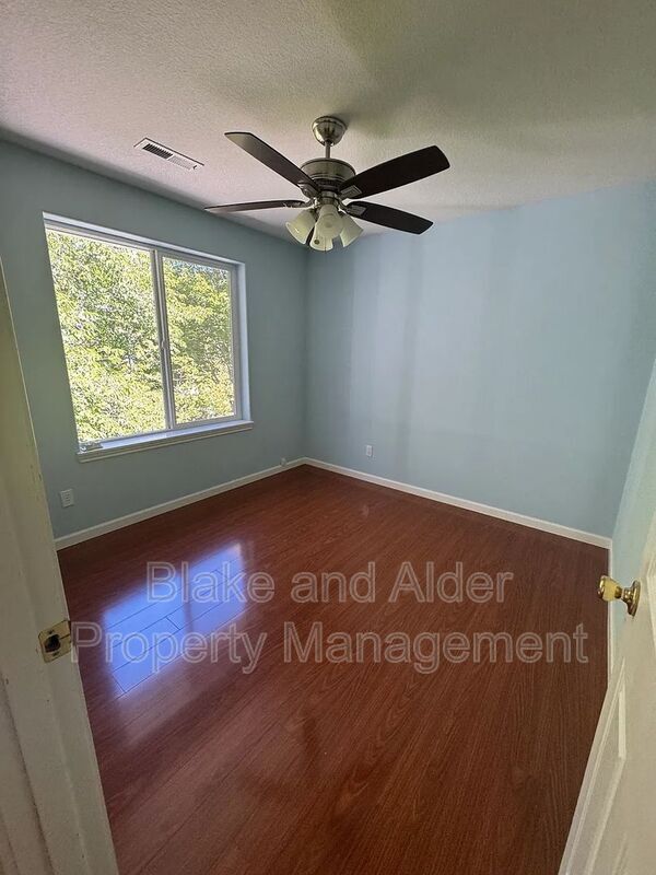 Building Photo - 1079 NE Creeksedge Dr