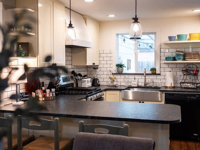 Building Photo - 3413 W Sunset Ave