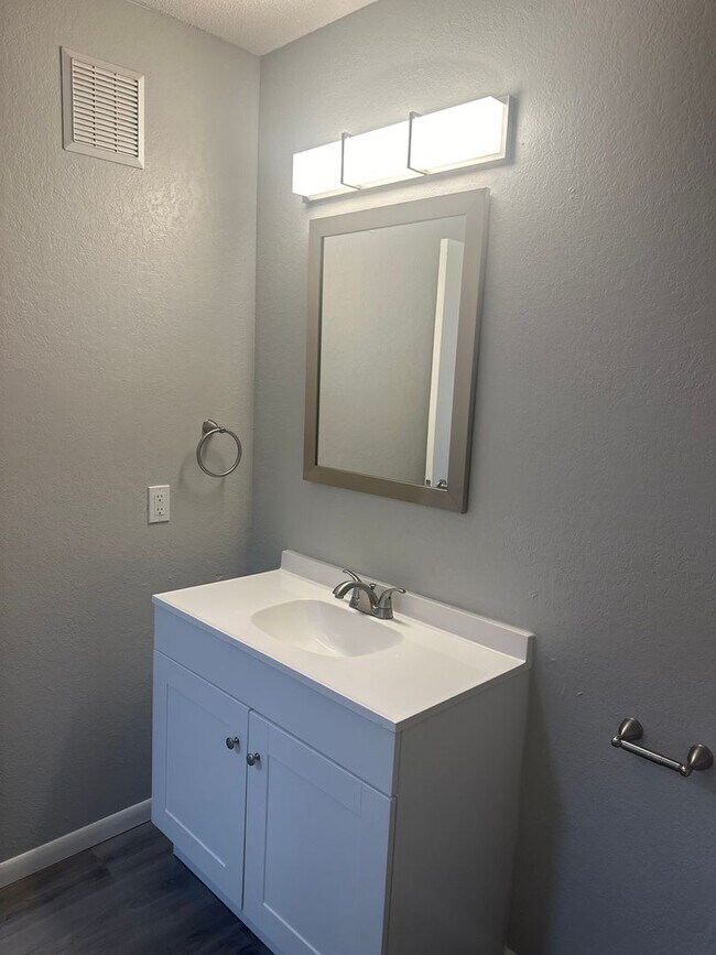 Building Photo - Spacious first floor one bedroom with mode...