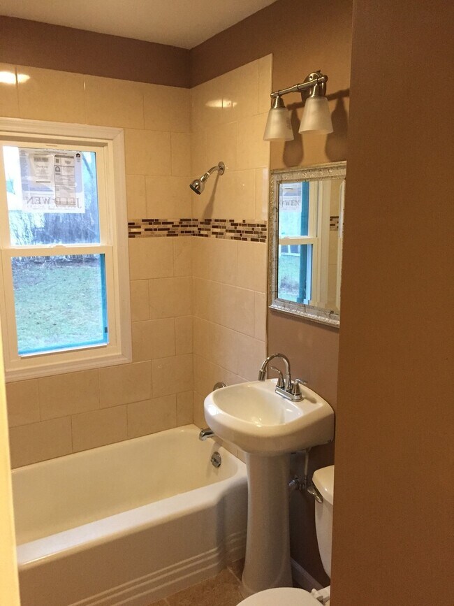 Building Photo - Impeccable 3 Bedroom 1 Bathroom Home in St. Paul!