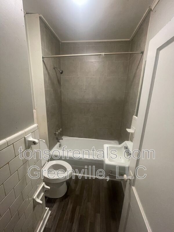 Building Photo - 40 Williams St