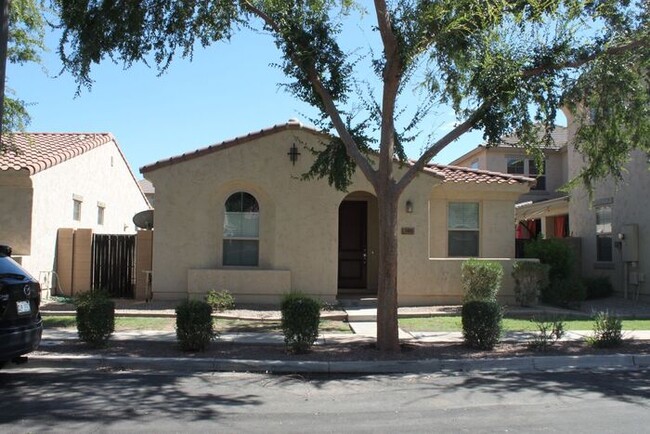 Primary Photo - Great Gilbert Location!