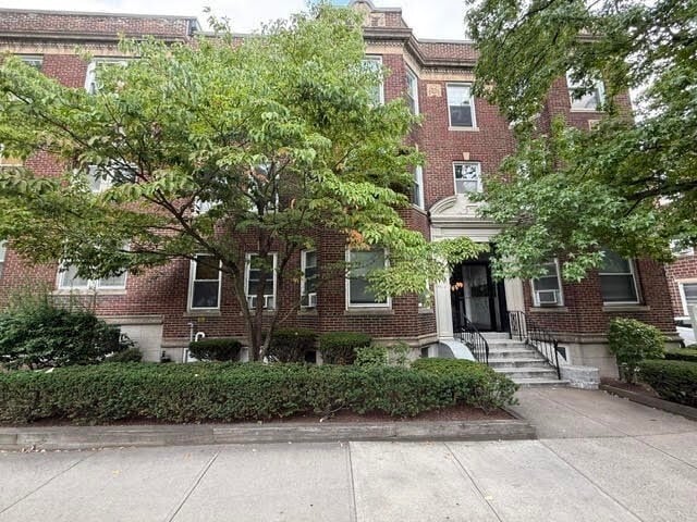 Building Photo - 55 Thatcher St