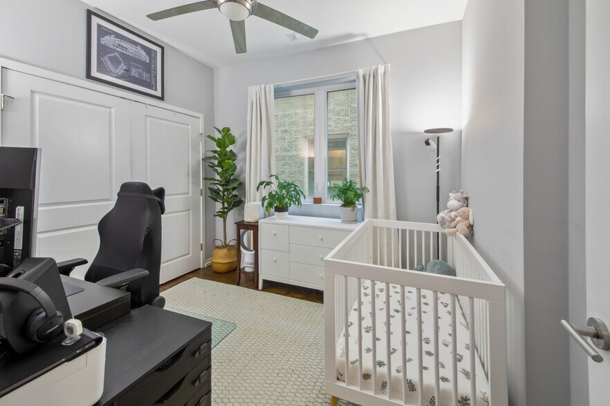 Building Photo - 2339 N Leavitt St