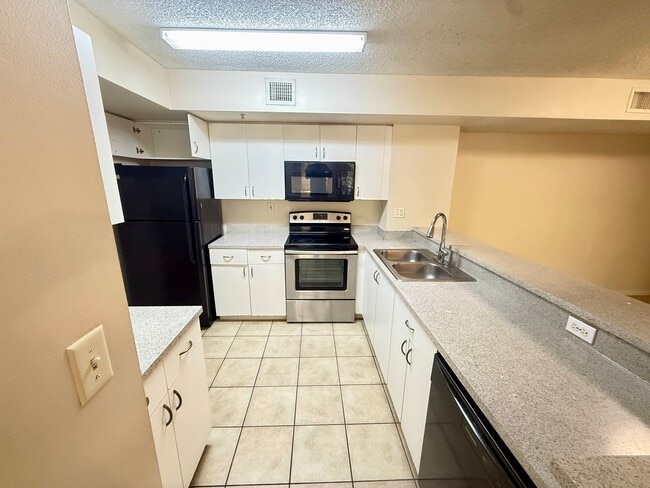 Building Photo - SPACIOUS 2/2 WITH SPLIT FLOOR PLAN WITH BALCONY ACCESS!