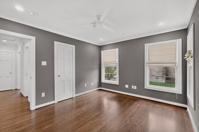 Building Photo - Gorgeous 2/2 Bungalow with Private Pool