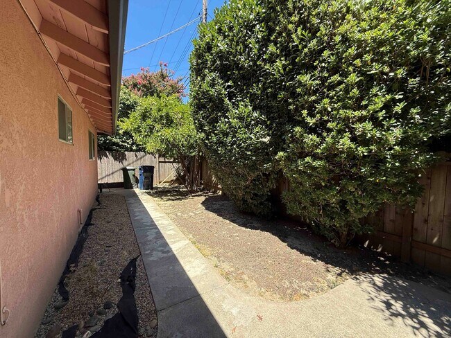 Building Photo - Great River Park 2 Bedroom