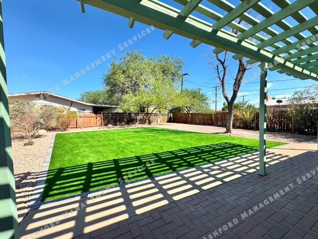 Building Photo - South Scottsdale huge corner lot 3 bedroom...