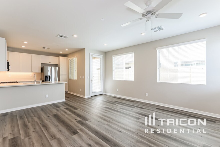 Building Photo - 31585 Dwight Dr