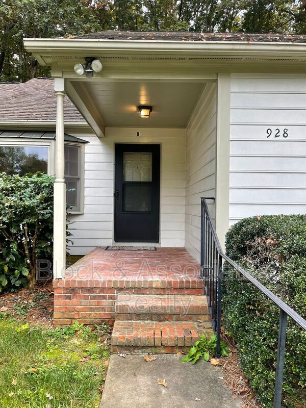 Building Photo - 928 Chatfield Dr