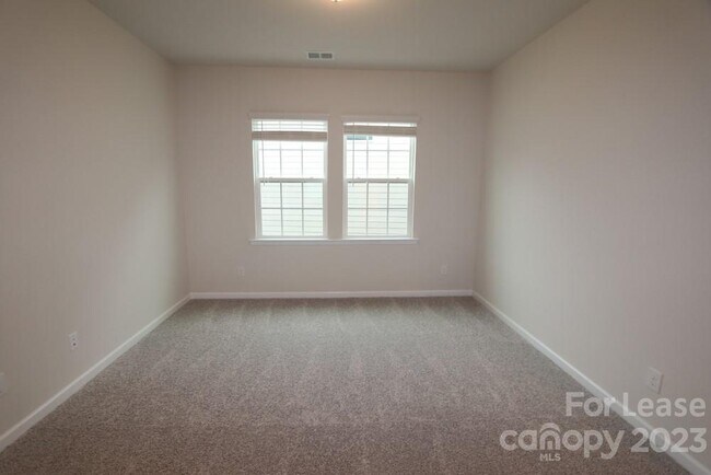 Building Photo - 6130 Cloverdale Dr