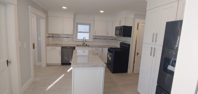 Building Photo - ***Please Respond Directly to the Online L...
