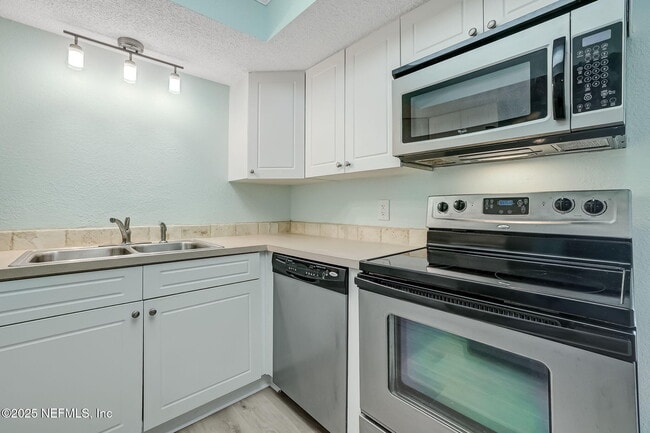 Building Photo - 6561 Mission Ct