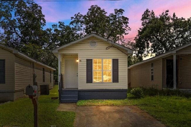 Primary Photo - 725 3rd Ave N