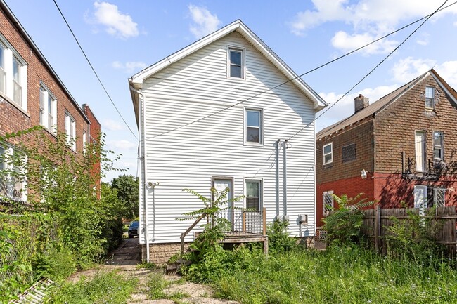 Building Photo - 2045 Clements St