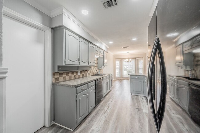 Building Photo - Charming Updated Home on Quiet Cul-de-Sac