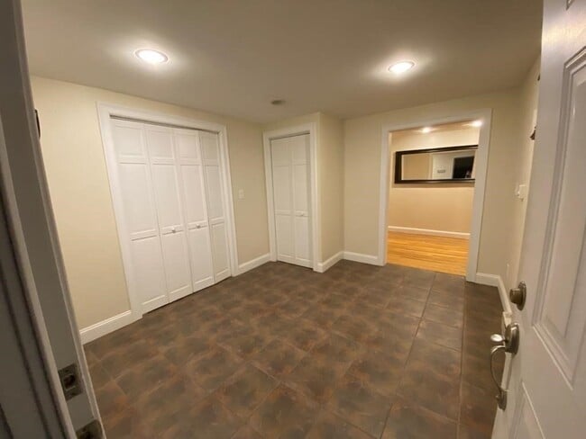 Building Photo - 16 Carroll Ct