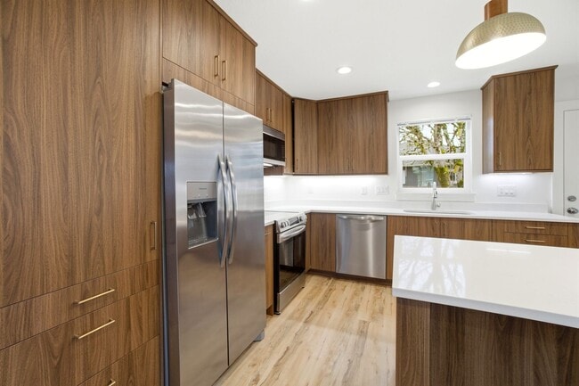 Building Photo - Newly Renovated 2 Bedroom Home