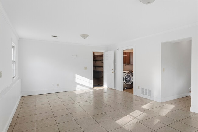 Building Photo - 1903 Sumac Dr