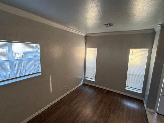 Building Photo - 3 bedroom 1.5 bath townhome - Bethany Schools