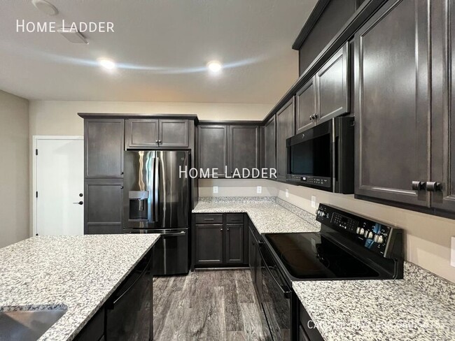Building Photo - 779 E Doral Ave